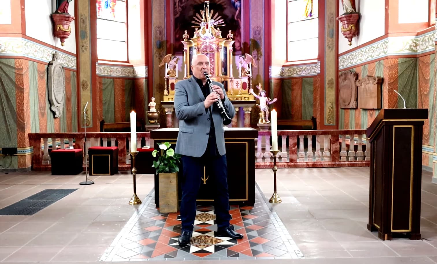 Chris VandenBerg spielt Klarinette in einer Kirche